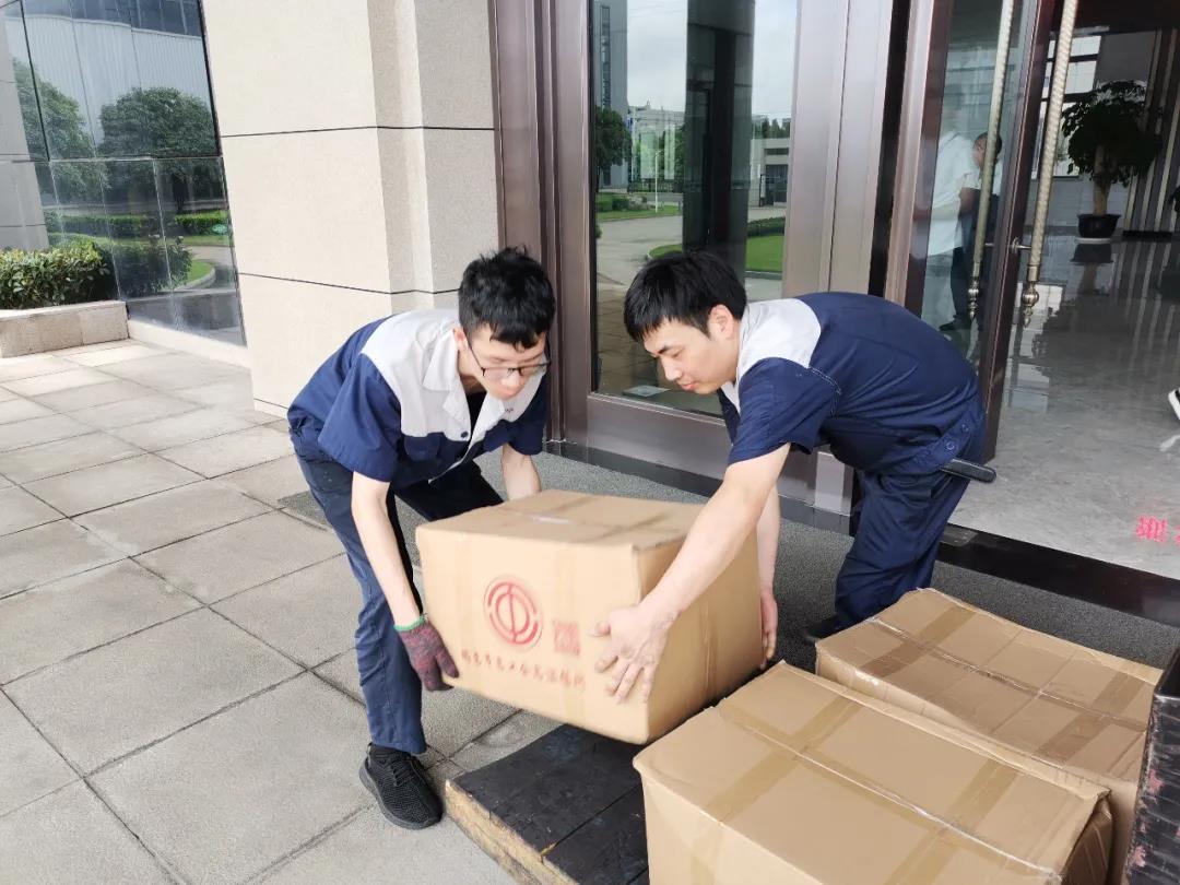 “夏日送清涼”，通力向生產一線員工分發市總工會夏日慰問品